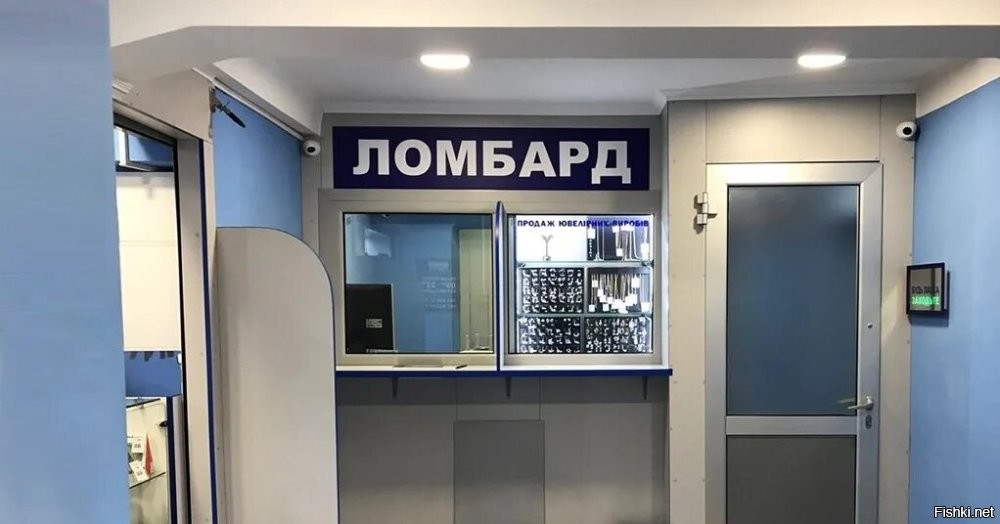 Если владелец точки выдачи такая сердобольная, и так переживает за сотрудников, ну так, пускай в первую очередь оборудует этот пункт выдачи, как ломбард, чтоб никакое быдло не могло навредить работнику, чтоб была тревожная кнопка вызова милиции, чтоб человек работал и не переживал за своё здоровье, когда очередная рванина придёт и будет устраивать скандал или распускать руки.
По хорошему, на законодательном уровне, надо ввести требования к пунктам выдачи товаров,  иначе  это просто какой-то треш, что там порой позволяют себе клиенты.
Хотя бы, чтоб сотрудник был отделён от клиентской зоны банальными стеклопакетами и передавал товар через шлюз.
В идеале 3 зоны - зона ожидающих посетителей,  зона клиентского обслуживания, зона нахождения персонала и склада,  всё разделено металлическими решётками с автоматическими замками (да, именно, как в тюрьме),  чтоб если кто-то буянит, можно было заблокировать его в зоне обслуживания и вызвать ППС, заодно и с воришками проще будет, кто на рывок работает, и люди друг-дружке мешать не будут, проверяя и получая товар одновременно.  Порядок должен быть и организована безопасность рабочих. И стоит это не каких-то огромных денег.  
А так,  просто стойку поставят, камеру повесят и считают что максимально уже позаботились о своих подчинённых. Поэтому там и кадровая текучка такая, что человек просто не чувствует себя комфортно и безопасно на рабочем месте,  и любой обрыган может схватить за волосы, ударить, плюнуть итд..   
А простыми видосиками с обращениями - делу не поможешь, ибо адекватные люди себя итак культурно ведут, а всякое быдло такое не смотрит даже.