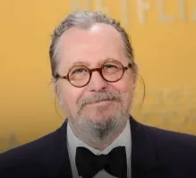 Глупая нейросеть. Гэри Олдман в прошлом году. А тому изображению, что подставили, лет 15 уже.