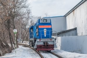 Эт что...
Довелось мне в 90-е в аэропорту Быково работать...
Мимо территории ветка ж/д идёт от Быково на аэродром ЛИИ ( теперь ещё называют аэропорт Жуковский)
Шёл с работы как-то вдоль путей ... Тепловоз останавливается... Машинист кричит - курить есть? 
- ну есть...
- куда топаешь?
- к самолёту ( памятник на Менделеева - Гагарина. Ветка их пересекает возле памятника)
- залазь, подвезу...
Глаза у людей на переходе надо было видеть, когда тепловоз тормознул, и я сошёл...
А вы говорите камаз...
