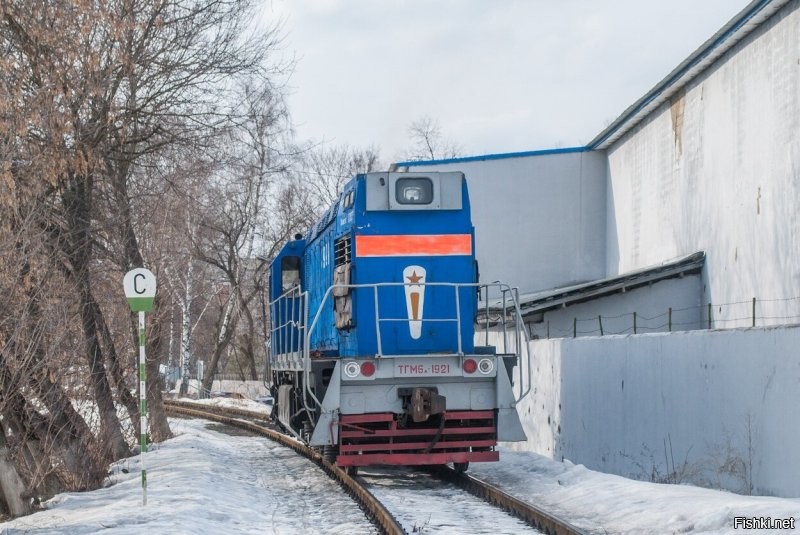 Эт что...
Довелось мне в 90-е в аэропорту Быково работать...
Мимо территории ветка ж/д идёт от Быково на аэродром ЛИИ ( теперь ещё называют аэропорт Жуковский)
Шёл с работы как-то вдоль путей ... Тепловоз останавливается... Машинист кричит - курить есть? 
- ну есть...
- куда топаешь?
- к самолёту ( памятник на Менделеева - Гагарина. Ветка их пересекает возле памятника)
- залазь, подвезу...
Глаза у людей на переходе надо было видеть, когда тепловоз тормознул, и я сошёл...
А вы говорите камаз...