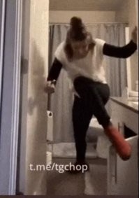 Дверь нормально прикручена!