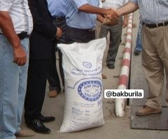 Странно - вчера как появилась эта новость - все написал и объяснил,  сегодня моего коммента уже нет. Фишки - что правду надо стирать? 
ну ничего - я не гордый озвучу еще раз. 
эту новость сейчас активно выкладывают оппозиционеры - причем как всегда не полную. Это мешки в которые собирали остатки БПЛА. (просто не нашли других в тот момент). 
"На самом деле все гораздо смешнее: эта надпись там реально есть, но … ОНА НА МЕШКЕ, в который собрали обломки дронов. 
И мешок этот самый что ни на есть азербайджанский, гражданский мешок из-под сахара. Полностью надпись на нем звучит так: “Azərbaycan Şəkər istehsalat birliyi”, «Производственное объединение Azərbaycan Şəkər”." - 

 - вот ссылка. 

если еще раз коммент админы сотрут - будем знать что на Фишках такие же "правдолюбцы" печатают только что им выгодно...