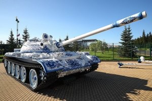 Арабская вязь на танке только вызовет отрицательные эмоции. Может лучше что-нибудь в русском стиле?