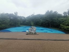 Камень дружбы породнённых городов Находка–Майдзуру

"Камень дружбы" привезён из Японии из города побратима Майдзуру. По преданию его вырубил из скалы мэр города. Памятник установлен в ознаменование 17-й годовщины дружественных связей между городами Находка (РФ) и Майдзуру (Япония). Год заключения побратимских отношений - 1961 г. Гранитная глыба неправильной формы снабжена надписями на японском и русском языках: "Памятный камень установлен в ознаменование дружественных связей между городами Находки и Майдзуру в связи с 60-летием Великой Октябрьской социалистической революции. Пусть Японское море всегда будет морем мира и дружбы. Год братания 1961. Основание памятного камня 1978".
Открыт 8 августа 1978 г.