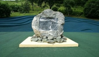 Камень дружбы породнённых городов Находка–Майдзуру

"Камень дружбы" привезён из Японии из города побратима Майдзуру. По преданию его вырубил из скалы мэр города. Памятник установлен в ознаменование 17-й годовщины дружественных связей между городами Находка (РФ) и Майдзуру (Япония). Год заключения побратимских отношений - 1961 г. Гранитная глыба неправильной формы снабжена надписями на японском и русском языках: "Памятный камень установлен в ознаменование дружественных связей между городами Находки и Майдзуру в связи с 60-летием Великой Октябрьской социалистической революции. Пусть Японское море всегда будет морем мира и дружбы. Год братания 1961. Основание памятного камня 1978".
Открыт 8 августа 1978 г.