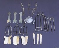 Это символическое изображение. Он такой же "инструмент", как крест в церкви орудие казни.

Ошоси дух, связанный с охотой, лесами, животными и богатством.
Символы: лук и стрела

В традиции религии сантерия трезубец   один из инструментов Ошоси. Он используется в религиозных обрядах сантерии для призыва энергии охоты, правосудия и преодоления препятствий.

В общем на тризуб навесили "трёхствольные" луки со стрелами. Типа полный крутяк.