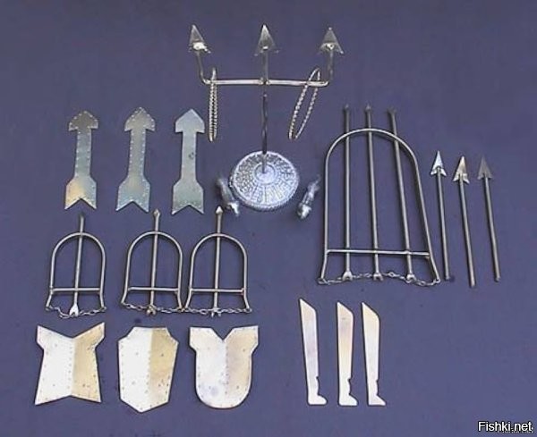 Это символическое изображение. Он такой же "инструмент", как крест в церкви орудие казни.

Ошоси дух, связанный с охотой, лесами, животными и богатством.
Символы: лук и стрела

В традиции религии сантерия трезубец   один из инструментов Ошоси. Он используется в религиозных обрядах сантерии для призыва энергии охоты, правосудия и преодоления препятствий.

В общем на тризуб навесили "трёхствольные" луки со стрелами. Типа полный крутяк.