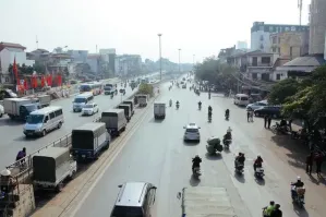 Вьетнаме правостороннее движение! грузовик ехал по своей полосе. 
Яндекс нашел вот еще что: "Во Вьетнаме действует правостороннее движение, но водители могут ехать по встречной полосе, если так удобнее." - оба правы, грузовой правее
