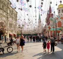 Можно и в Москве, можно в Лос-Анджелесе. Свинья грязи найдет.