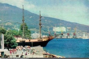 Крым. Ялта. Пляж напротив гостиницы "Ореанда" (она слева за кадром). Фото до 1974 года, так как "Эспаньолу" поставили на вечный прикол именно в 74-ом.

Изначально шхуна была рыболовецкой парусно-дизельной шхуной «Клим Ворошилов». С 1953 года перевозила арбузы и рыбу по Азовскому и Чёрному морям. 
В 1954 году шхуна была перестроена на херсонской верфи из «Клима Ворошилова» специально для съёмок экранизации романа Стивенсона «Остров Сокровищ». Автор проекта переоборудования   научный сотрудник ленинградского Военно-морского музея Андрей Ларионов. 
Помимо «Острова сокровищ» шхуна снималась и в других советских фильмах: «Дикий капитан», «Робинзон Крузо», «Русалочьи отмели». 
Из-за невозможности выполнения требований безопасности Морского регистра Черноморского флота (установка радара между мачт, укрепление корпуса металлом) шхуна была списана на берег. 
С 1974 года шхуна установлена на ялтинской набережной, где стала популярным баром, а затем   рестораном.