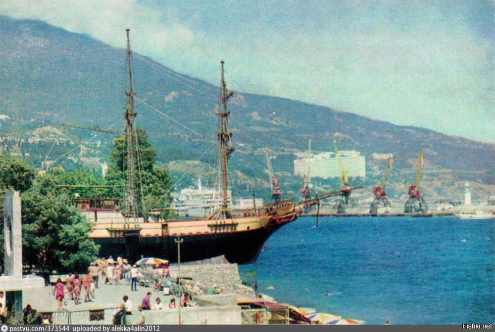 Крым. Ялта. Пляж напротив гостиницы "Ореанда" (она слева за кадром). Фото до 1974 года, так как "Эспаньолу" поставили на вечный прикол именно в 74-ом.

Изначально шхуна была рыболовецкой парусно-дизельной шхуной «Клим Ворошилов». С 1953 года перевозила арбузы и рыбу по Азовскому и Чёрному морям. 
В 1954 году шхуна была перестроена на херсонской верфи из «Клима Ворошилова» специально для съёмок экранизации романа Стивенсона «Остров Сокровищ». Автор проекта переоборудования   научный сотрудник ленинградского Военно-морского музея Андрей Ларионов. 
Помимо «Острова сокровищ» шхуна снималась и в других советских фильмах: «Дикий капитан», «Робинзон Крузо», «Русалочьи отмели». 
Из-за невозможности выполнения требований безопасности Морского регистра Черноморского флота (установка радара между мачт, укрепление корпуса металлом) шхуна была списана на берег. 
С 1974 года шхуна установлена на ялтинской набережной, где стала популярным баром, а затем   рестораном.