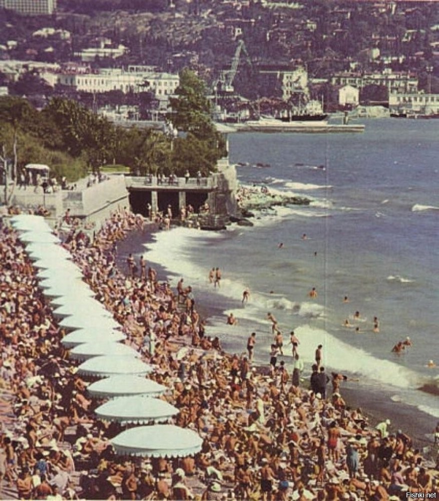 Крым. Ялта. Пляж напротив гостиницы "Ореанда" (она слева за кадром). Фото до 1974 года, так как "Эспаньолу" поставили на вечный прикол именно в 74-ом.

Изначально шхуна была рыболовецкой парусно-дизельной шхуной «Клим Ворошилов». С 1953 года перевозила арбузы и рыбу по Азовскому и Чёрному морям. 
В 1954 году шхуна была перестроена на херсонской верфи из «Клима Ворошилова» специально для съёмок экранизации романа Стивенсона «Остров Сокровищ». Автор проекта переоборудования   научный сотрудник ленинградского Военно-морского музея Андрей Ларионов. 
Помимо «Острова сокровищ» шхуна снималась и в других советских фильмах: «Дикий капитан», «Робинзон Крузо», «Русалочьи отмели». 
Из-за невозможности выполнения требований безопасности Морского регистра Черноморского флота (установка радара между мачт, укрепление корпуса металлом) шхуна была списана на берег. 
С 1974 года шхуна установлена на ялтинской набережной, где стала популярным баром, а затем   рестораном.