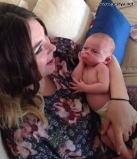 Мамаша на свет одессита рожает, 
А он, не успев еще свет оглядеть,
В пеленках лежит, и проблему решает - 
А что же он с этого будет иметь!