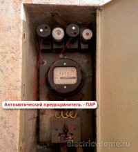 Строго говоря, в хрущевке вообще автоматов не было изначально.

Был общий рубильник на вводе в квартиру и несколько пробок, защищавших соответствующие группы. Количество их зависело, вероятно, от размеров хрущевки. По мере развития технического прогресса пробки постепенно заменяли на резьбовой предохранитель с кнопочкой. Как на фото. 
Они были многоразовыми в отличие от пробок, но стоили дороже.