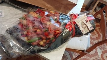 я подруге вот такой подарил 
 цветы это конечно приколько но такого букета у нее никогда не было :)