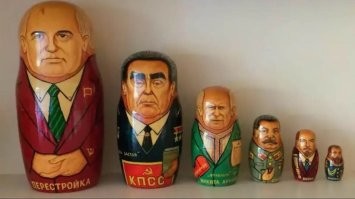 В фильме говорилось про деревянных членов Партии, которых туристам впаривали прямо у аэропорта Шереметьево в Химках