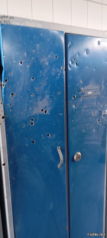 У меня в телеге группа "Радар Волгоград", в котором в реальном времени отслеживаются БПЛА, которые летят в нашу сторону. Блокируйте, блд, пусть меня захерачат, когда я по неведению поеду на работу в момент воздушной опасности.
Кстати, вот фото шкафчика из нашей раздевалки: