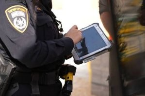 У нас у полиции вот такие планшетники для всего и для любого нарушения и происшествия. Принтер в машине распечатает что нужно распечатать никакой у полицейского бумаги.