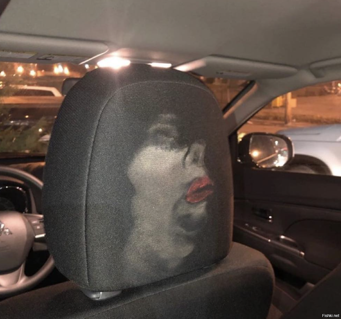 след от жены на заднем сидение.