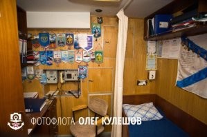 "Ни на одной субмарине нет ничего подобного. Дело в том, что там ужасно тесно..."
На современных АПЛ есть место и для спортзала, и для сауны, и для места отдыха...
Фото с  АПЛ «Дмитрий Донской».
1. Кают-компания
2. Сауна
3. Спорт-зал
4. Зона отдыха
5. Зал для переговоров, справа находятся: каюты командира (ближняя дверь) и флагмана на борту (открытая дверь).
6-7. Каюта командира