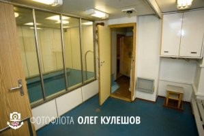 "Ни на одной субмарине нет ничего подобного. Дело в том, что там ужасно тесно..."
На современных АПЛ есть место и для спортзала, и для сауны, и для места отдыха...
Фото с  АПЛ «Дмитрий Донской».
1. Кают-компания
2. Сауна
3. Спорт-зал
4. Зона отдыха
5. Зал для переговоров, справа находятся: каюты командира (ближняя дверь) и флагмана на борту (открытая дверь).
6-7. Каюта командира