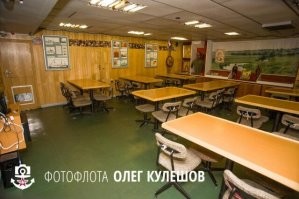 "Ни на одной субмарине нет ничего подобного. Дело в том, что там ужасно тесно..."
На современных АПЛ есть место и для спортзала, и для сауны, и для места отдыха...
Фото с  АПЛ «Дмитрий Донской».
1. Кают-компания
2. Сауна
3. Спорт-зал
4. Зона отдыха
5. Зал для переговоров, справа находятся: каюты командира (ближняя дверь) и флагмана на борту (открытая дверь).
6-7. Каюта командира