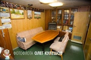 "Ни на одной субмарине нет ничего подобного. Дело в том, что там ужасно тесно..."
На современных АПЛ есть место и для спортзала, и для сауны, и для места отдыха...
Фото с  АПЛ «Дмитрий Донской».
1. Кают-компания
2. Сауна
3. Спорт-зал
4. Зона отдыха
5. Зал для переговоров, справа находятся: каюты командира (ближняя дверь) и флагмана на борту (открытая дверь).
6-7. Каюта командира