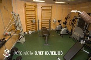 "Ни на одной субмарине нет ничего подобного. Дело в том, что там ужасно тесно..."
На современных АПЛ есть место и для спортзала, и для сауны, и для места отдыха...
Фото с  АПЛ «Дмитрий Донской».
1. Кают-компания
2. Сауна
3. Спорт-зал
4. Зона отдыха
5. Зал для переговоров, справа находятся: каюты командира (ближняя дверь) и флагмана на борту (открытая дверь).
6-7. Каюта командира