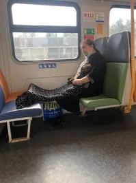 Занять место для подруг - легко , хочешь скандала-  попробуй вякнуть .