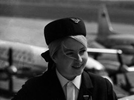 Подружка летала стюардессой в конце 70-х, у неё уже другая форма была. Эта более ранняя