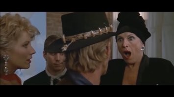 В Таиланде российский турист, рассматривая татуировки на руках мастера, схватил её за грудь