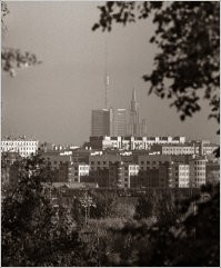 Судя по высоте съемки, кадр сделан со склона воробьевых гор где трамплин, но тогда между домами и фотографом находится целый стадион Лужники. Это же какая оптика для такого качества!!???
Дом с лифтами  Усачева 35