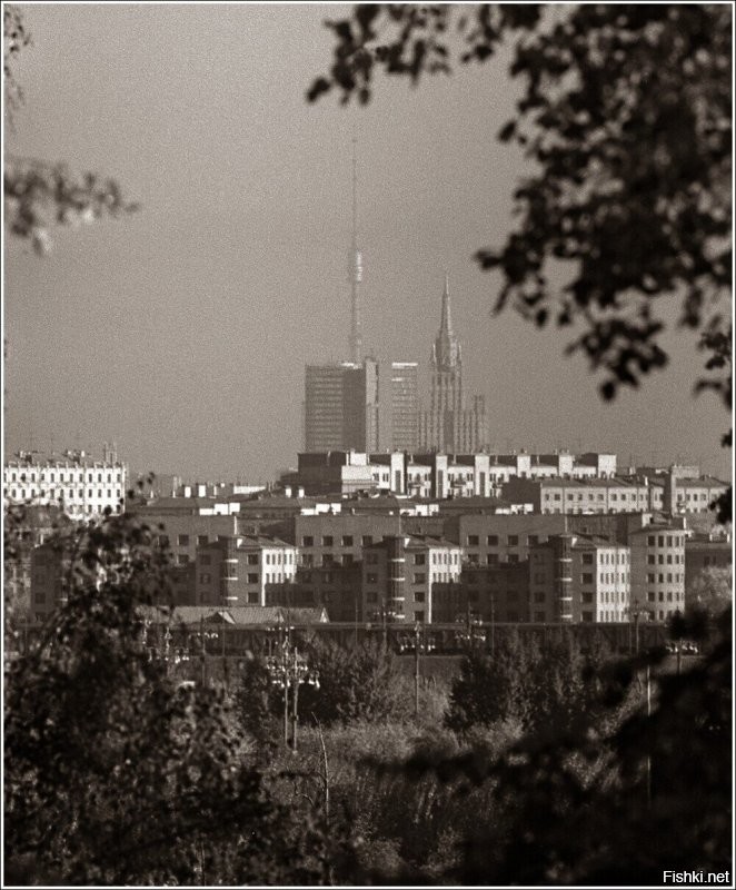 Судя по высоте съемки, кадр сделан со склона воробьевых гор где трамплин, но тогда между домами и фотографом находится целый стадион Лужники. Это же какая оптика для такого качества!!???
Дом с лифтами  Усачева 35