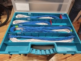 Для сборки шкафчиков у меня есть "волшебная" машинка для нарезки и зачистки кабеля любой длины с обоих сторон: 
А так же есть 2 "волшебных" ящичка с готовыми кабелями, длиной 6 см(перемычки) - 10-15-20-25-30-40-50-60-70-80 см (в данном случае кабели 0.75мм), измеряю длину, на линейку, и уже есть готовый кабель для оконцевания и установки.