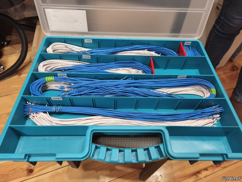 Для сборки шкафчиков у меня есть "волшебная" машинка для нарезки и зачистки кабеля любой длины с обоих сторон: 
А так же есть 2 "волшебных" ящичка с готовыми кабелями, длиной 6 см(перемычки) - 10-15-20-25-30-40-50-60-70-80 см (в данном случае кабели 0.75мм), измеряю длину, на линейку, и уже есть готовый кабель для оконцевания и установки.