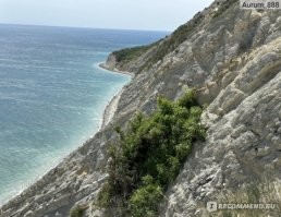 У нас в Новороссийске примерно такие же склоны гор у моря
И такие же тропинки протоптаны туристами
Периодически падают
Погибают
.
Но их не остановить....