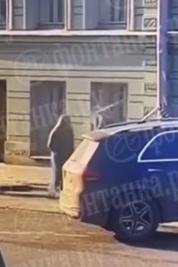 >>>Сейчас его состояние оценивается как средней степени тяжести.

Ничёсе он железный. Ему ребром захерачило по основанию черепа а он в средней тяжести. Там должен был быть труп мгновенно!
