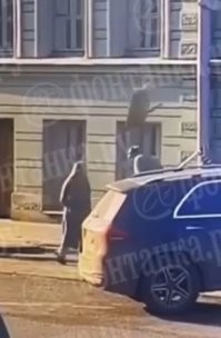 >>>Сейчас его состояние оценивается как средней степени тяжести.

Ничёсе он железный. Ему ребром захерачило по основанию черепа а он в средней тяжести. Там должен был быть труп мгновенно!