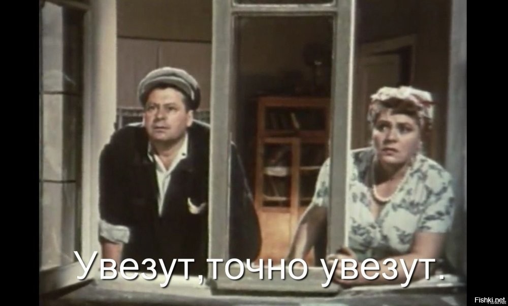 На заправке: эффектная сотрудница привлекает внимание клиентов