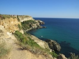 Один из моих любимейших пляжей в Крыму: под маяком - Севастополь. Есть и менее доступные и очень живописные на мысе Айа, но там чисто камень. Как и от Ласпи до Фороса - масса мелких и очень трудно доступных мест, зато туристов даже в высокий сезон нет. На генеральских теперь тоже аншлаг...