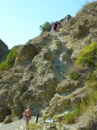 Один из моих любимейших пляжей в Крыму: под маяком - Севастополь. Есть и менее доступные и очень живописные на мысе Айа, но там чисто камень. Как и от Ласпи до Фороса - масса мелких и очень трудно доступных мест, зато туристов даже в высокий сезон нет. На генеральских теперь тоже аншлаг...