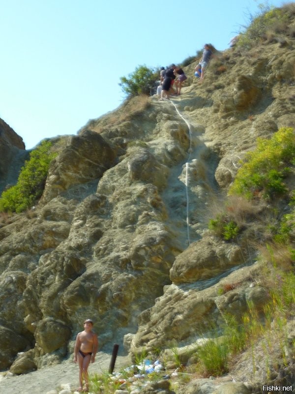 Один из моих любимейших пляжей в Крыму: под маяком - Севастополь. Есть и менее доступные и очень живописные на мысе Айа, но там чисто камень. Как и от Ласпи до Фороса - масса мелких и очень трудно доступных мест, зато туристов даже в высокий сезон нет. На генеральских теперь тоже аншлаг...