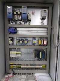 Переделка буржуйского станочка на отечественный ПЛК. Было-стало. Всё, что выполнено красным проводом -- работа вашего покорного слуги. Вроде ничётак вышло.

...и да, прошивка тоже моя.