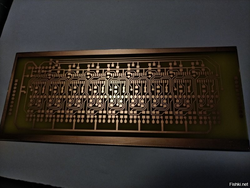 ...а я ещё и вот в такое умею. Фоторезист, дорожки 0.3 мм. -- вполне неплохо для "кухонного производства" 

Агрегат, к слову, совершенно безумный, тоже за моим авторством - таймер на миллиард секунд. Считает остаток секунд между текущей датой и произвольной датой в будущем с учётом високосных годов и прочего. Использовался для отсчёта времени ипотеки и был торжественно отключен в прошлом месяце в связи с её досрочным погашением.