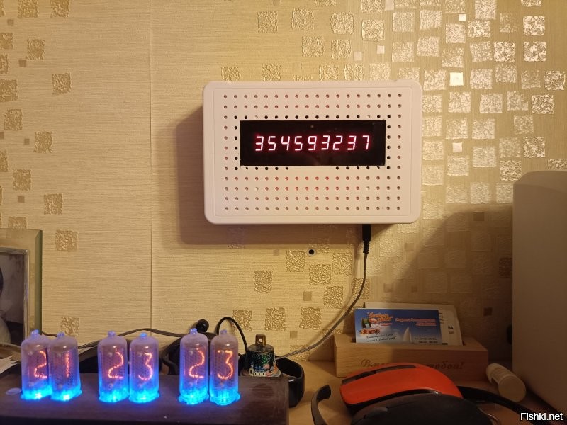 ...а я ещё и вот в такое умею. Фоторезист, дорожки 0.3 мм. -- вполне неплохо для "кухонного производства" 

Агрегат, к слову, совершенно безумный, тоже за моим авторством - таймер на миллиард секунд. Считает остаток секунд между текущей датой и произвольной датой в будущем с учётом високосных годов и прочего. Использовался для отсчёта времени ипотеки и был торжественно отключен в прошлом месяце в связи с её досрочным погашением.