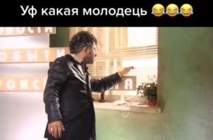 На заправке: эффектная сотрудница привлекает внимание клиентов