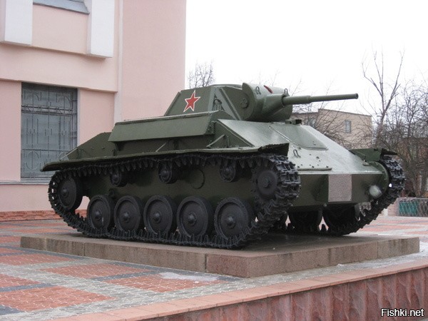 А в Орле вот такой Т-70 стоит.
