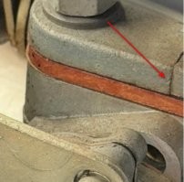 трещина в средней части карбюратора, не могло такое сойти с конвейера. да и слишком белая бумажка на внутренней стороне багажника, она пожелтеть должна был. как и винтовой хомут на патрубке радиатора. не было таких, были вот такие