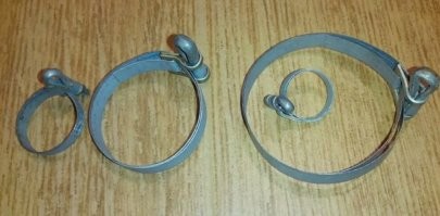 трещина в средней части карбюратора, не могло такое сойти с конвейера. да и слишком белая бумажка на внутренней стороне багажника, она пожелтеть должна был. как и винтовой хомут на патрубке радиатора. не было таких, были вот такие