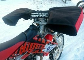 Сейчас курьеры на своих электробайках круглый год мотаются. У многих на руле специальные теплые муфты стоят.